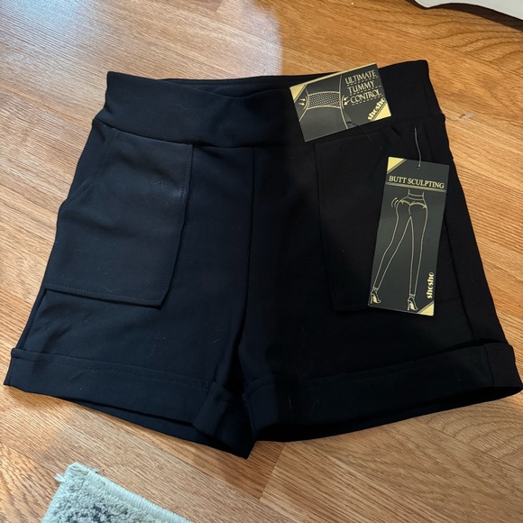 Shosho Large Black Shorts - Picture 1 of 4